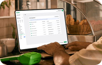 Maquininha da Stone à esquerda na tela de informar o CPF para bater o ponto. Computador à direta na tela de Lista de Pagamento na Conta Stone. Entre os dois, um sinal de adição.