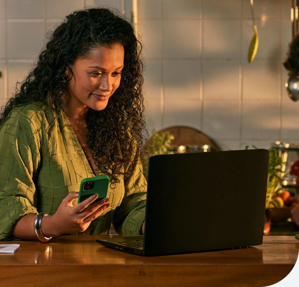 Ilustração de pagamento com cartão verde Stone usando o sistema de aproximação do TapStone. A tela do dispositivo mostra o valor de R$ 200,00.