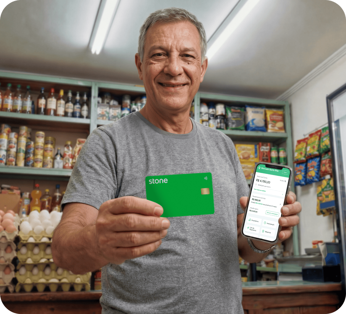 Empreendedor tirando o seu cartão Stone da sua carteira na cor marrom. 