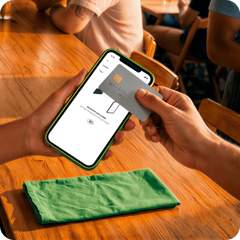 Empreendedora utilizando o app Stone que transforma o celular em maquininha