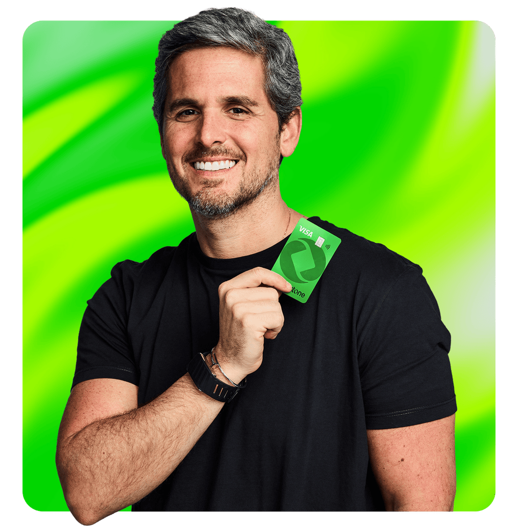 influenciador segurando cartão stone