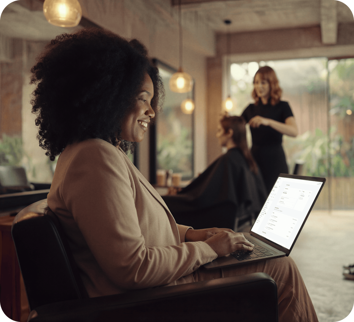Ilustração de celular com aplicativo Stone no centro e ao fundo, o cartão Stone na esquerda e maquininha de cartão Stone na direita.