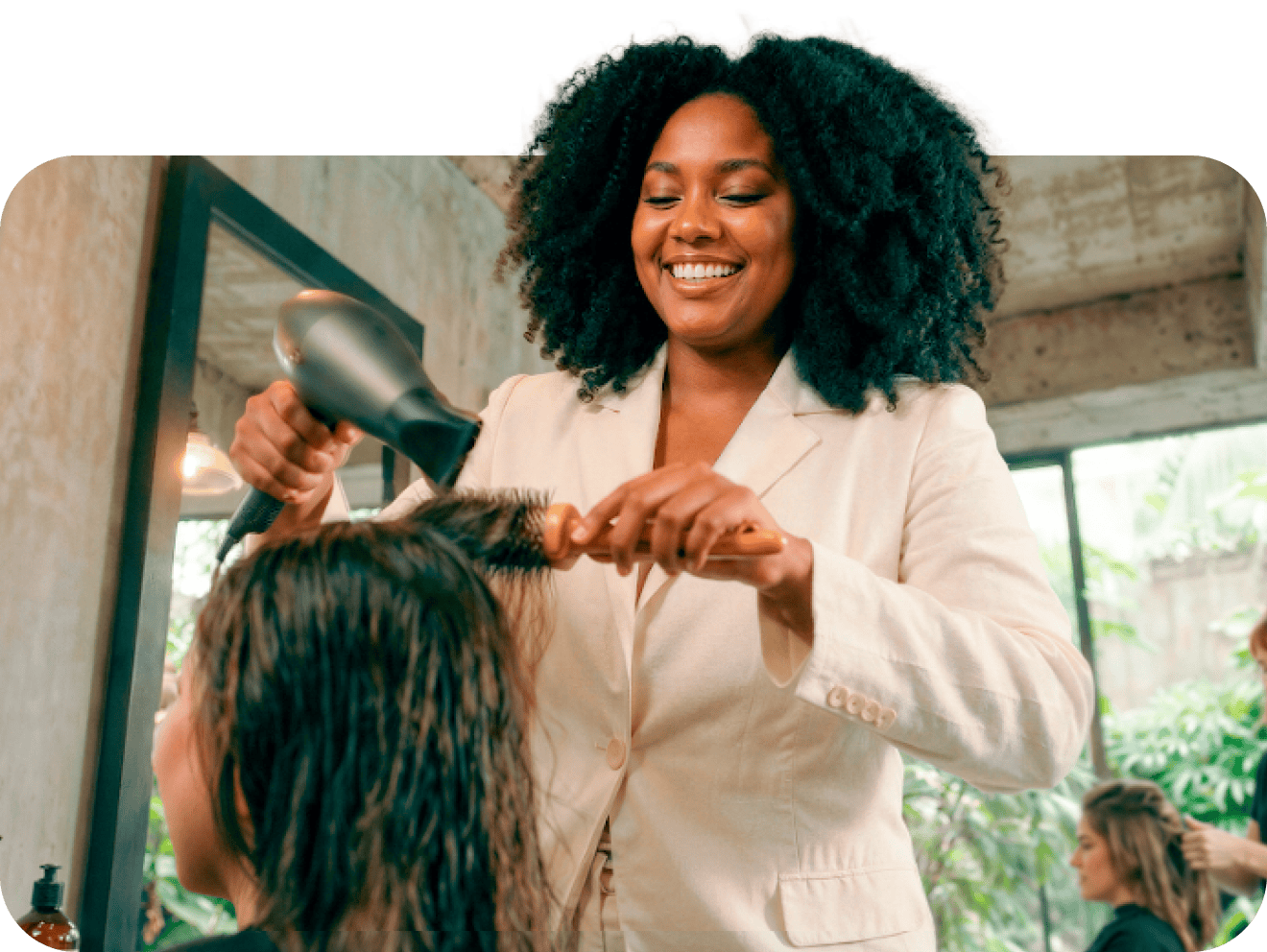Mulher em um salão escovando o cabelo de uma cliente