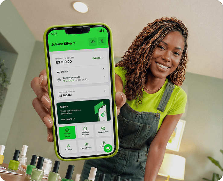 Empreendedora sorrindo, segurando o seu celular com o aplicativo com os serviços e o saldo de sua conta do Ton