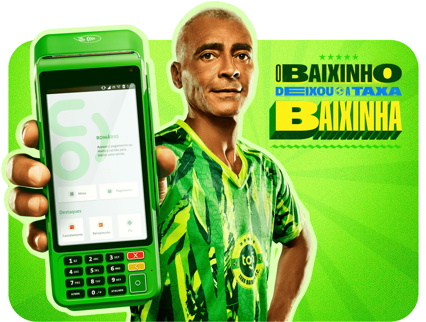 Romário segurando um celular com o aplicativo do Ton aberto