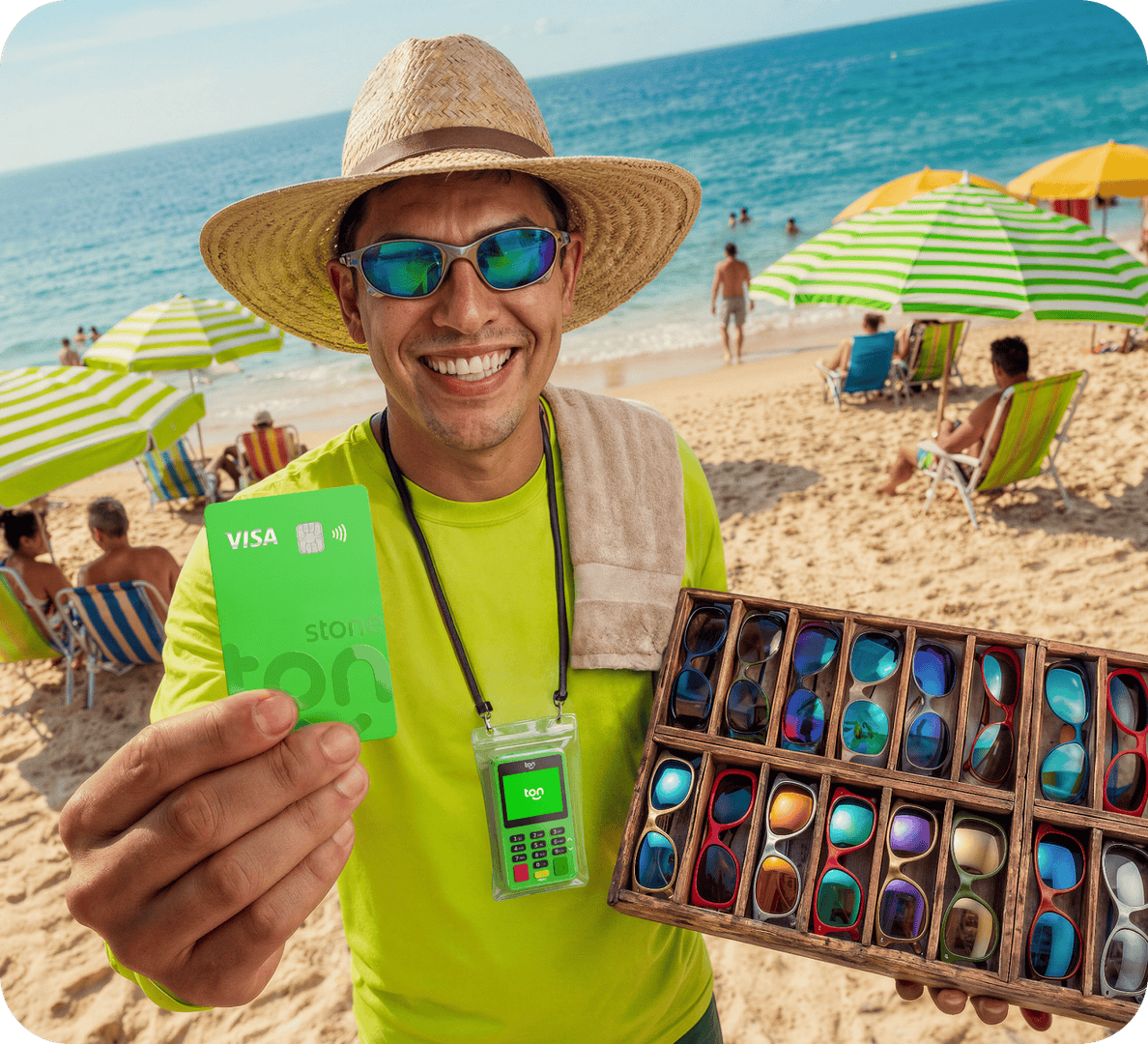 Homem mostrando o cartão do Ton em sua mão