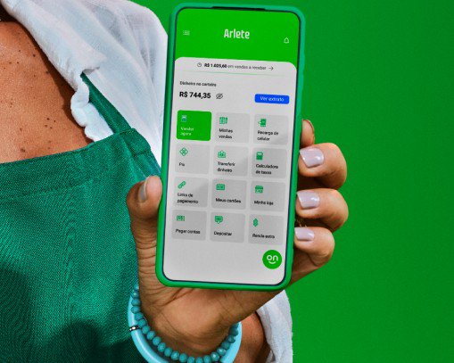 Mulher segurando um celular com o aplicativo do Ton aberto