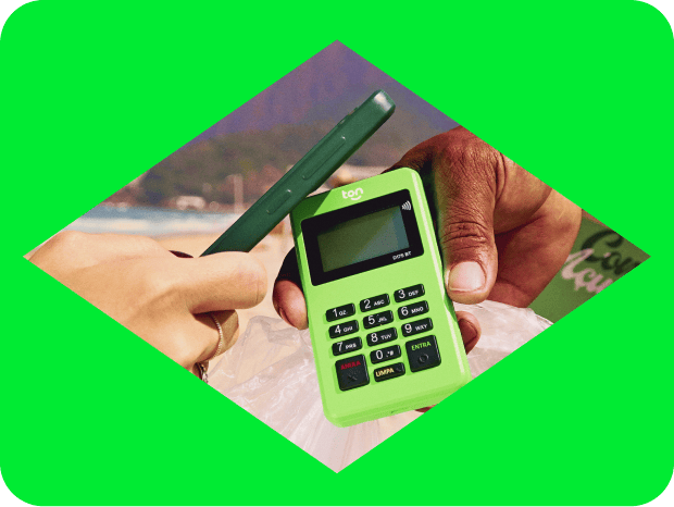 Montagem com os principais produtos do Ton: maquininha de cartão, baú do Ton e cartão de crédito sobre um losango verde que se inspira na bandeira do Brasil.