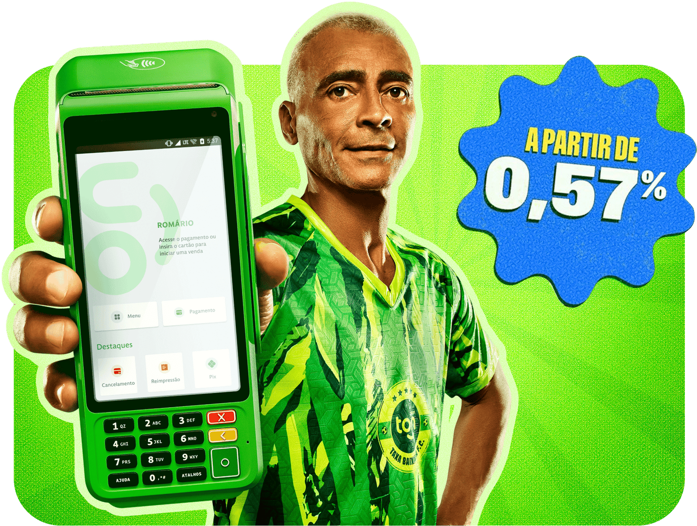 Romário mostrando a maquininha Ton em suas mãos