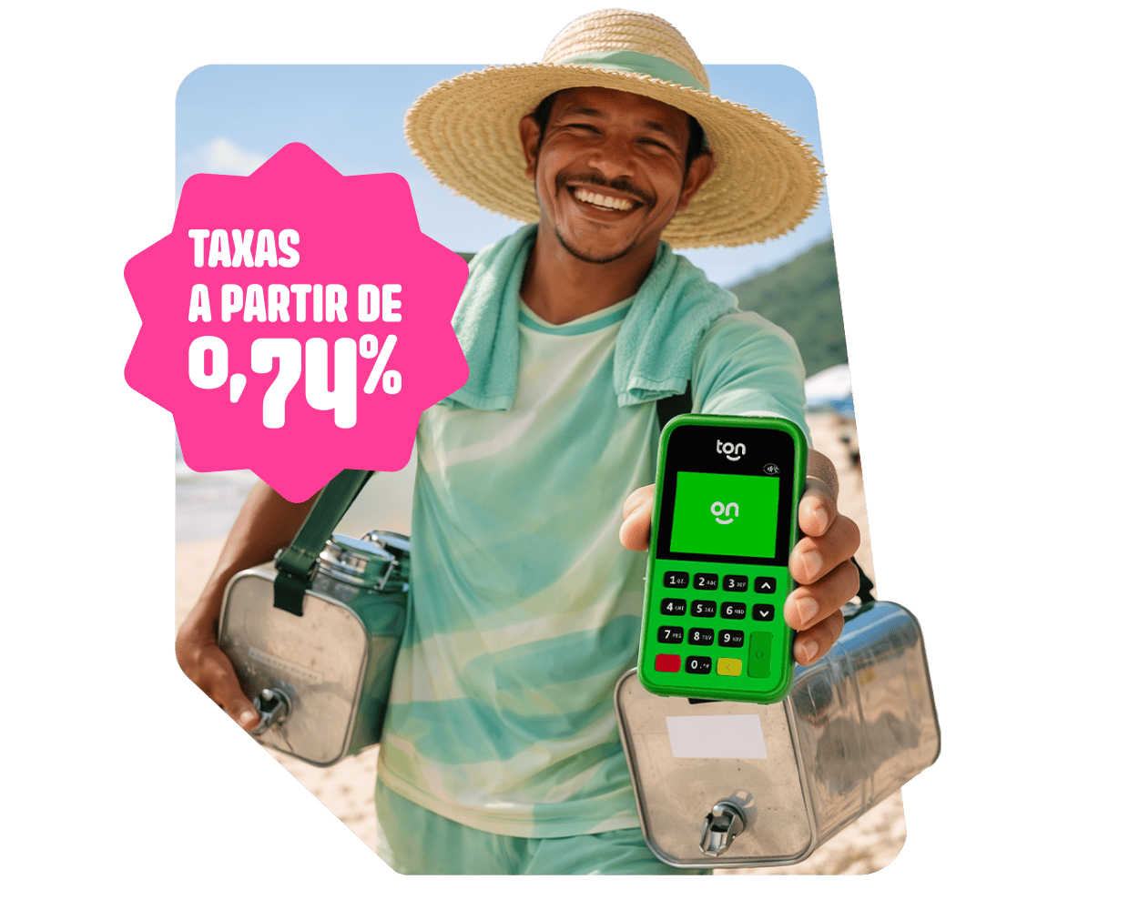 Vendedor ambulante sorrindo segurando uma maquininha do Ton com um selo rosa com informações de taxas a partir de 0,74%