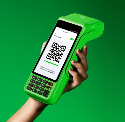 Mão segurando uma maquininha do Ton com a tela de pagamento via Pix aberta