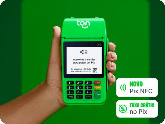 Mão segurando uma maquininha do Ton exibindo a tela de pagamento via Pix