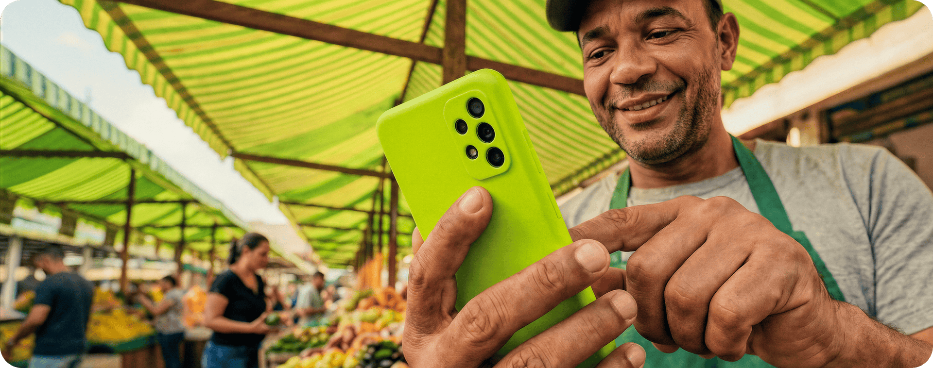 Homem observando a tela de seu celular verde