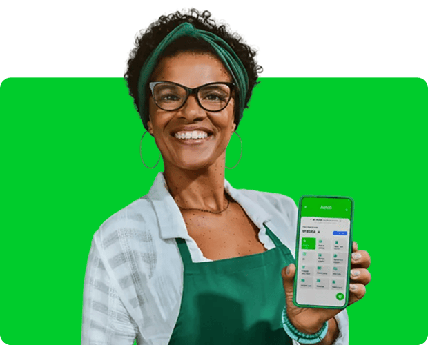 Empreendedora segurando o celular com o app Ton em seu estabelecimento