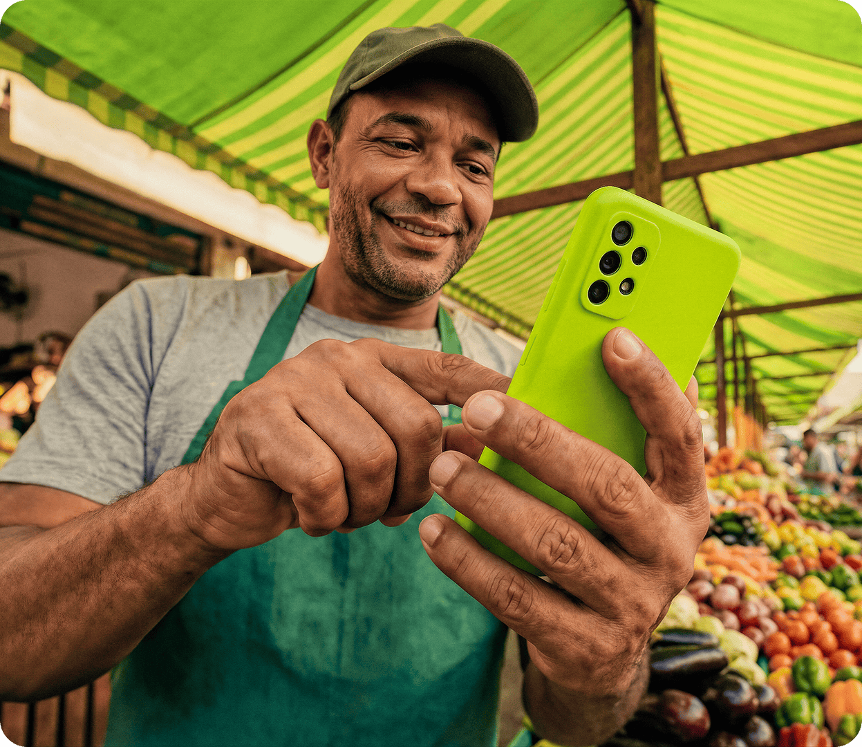 Feirante dentro de sua barraca utilizando sua conta Ton no aplicativo do celular