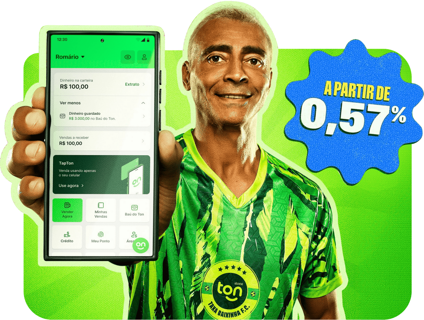 Romário segurando um celular que mostra o aplicativo do Ton