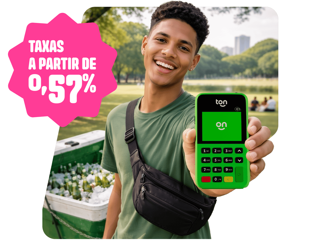 Vendedor ambulante sorrindo segurando uma maquininha do Ton com um selo rosa com informações de taxas a partir de 0,57%
