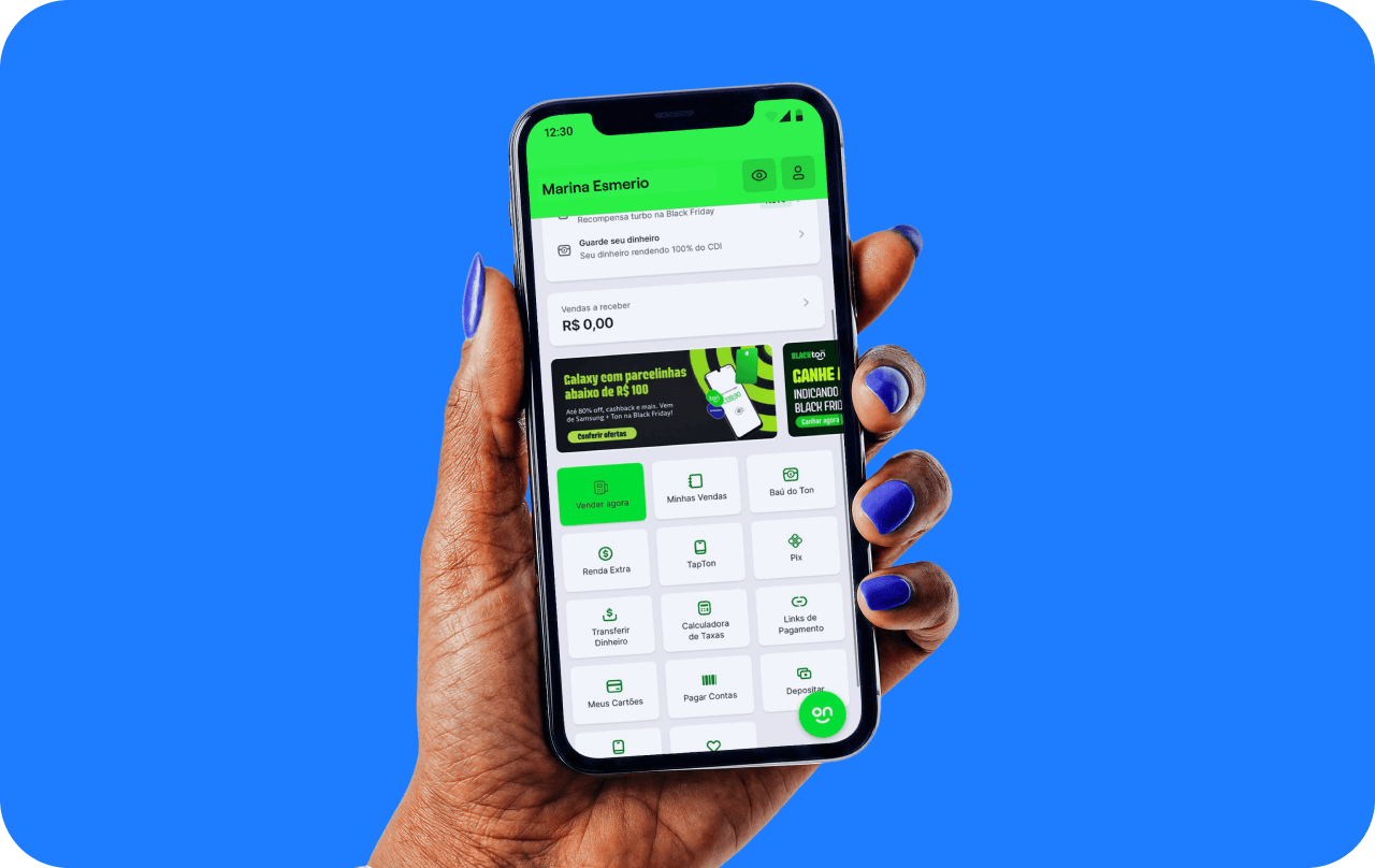 Mulher segurando um celular com o aplicativo do Ton aberto