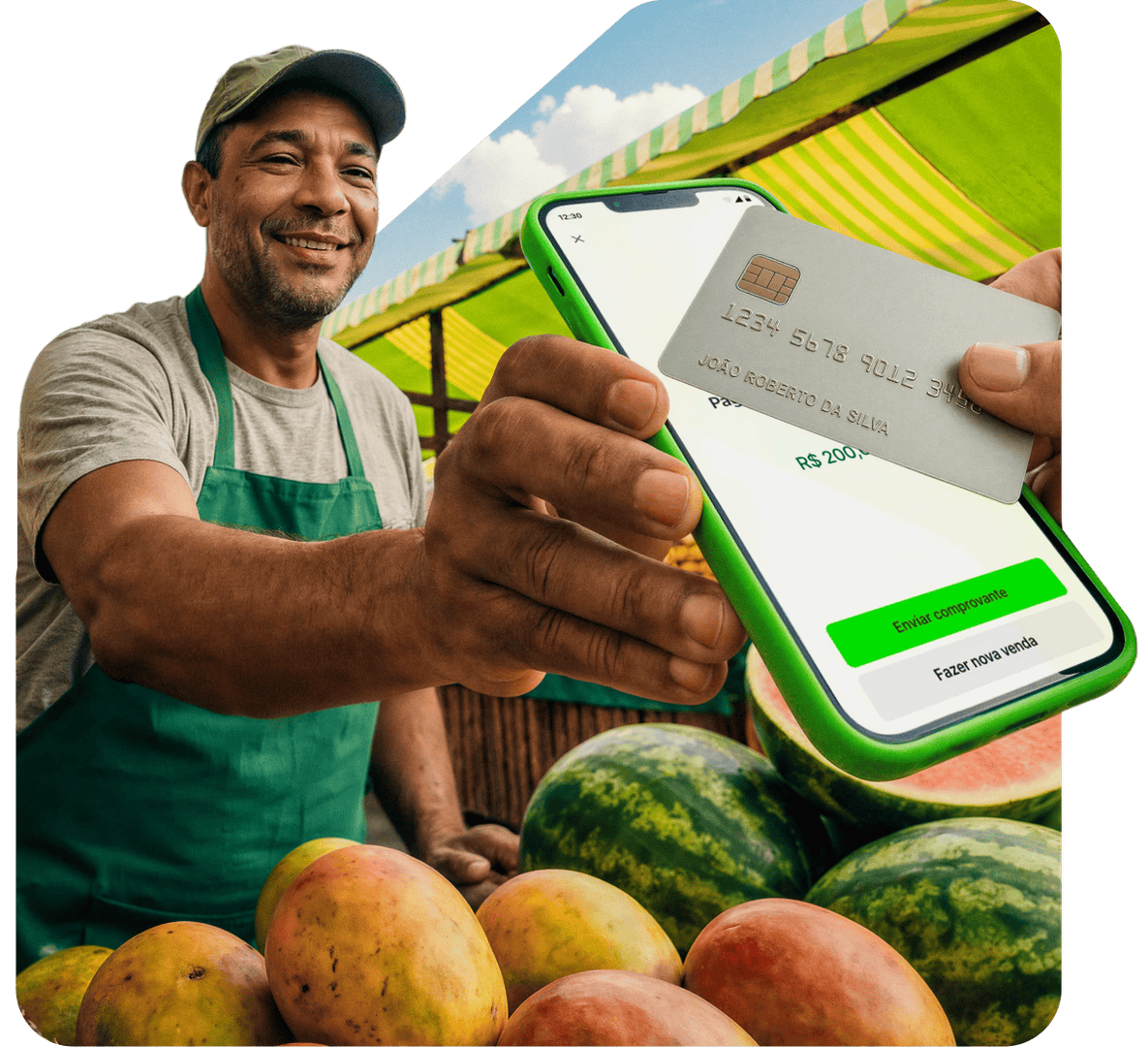 Empreendedora está utilizando o seu celular como Máquina de Cartão e o cliente está passando o seu cartão por aproximação. Ao lado estão alguns cupcakes e utensílios de cozinha.