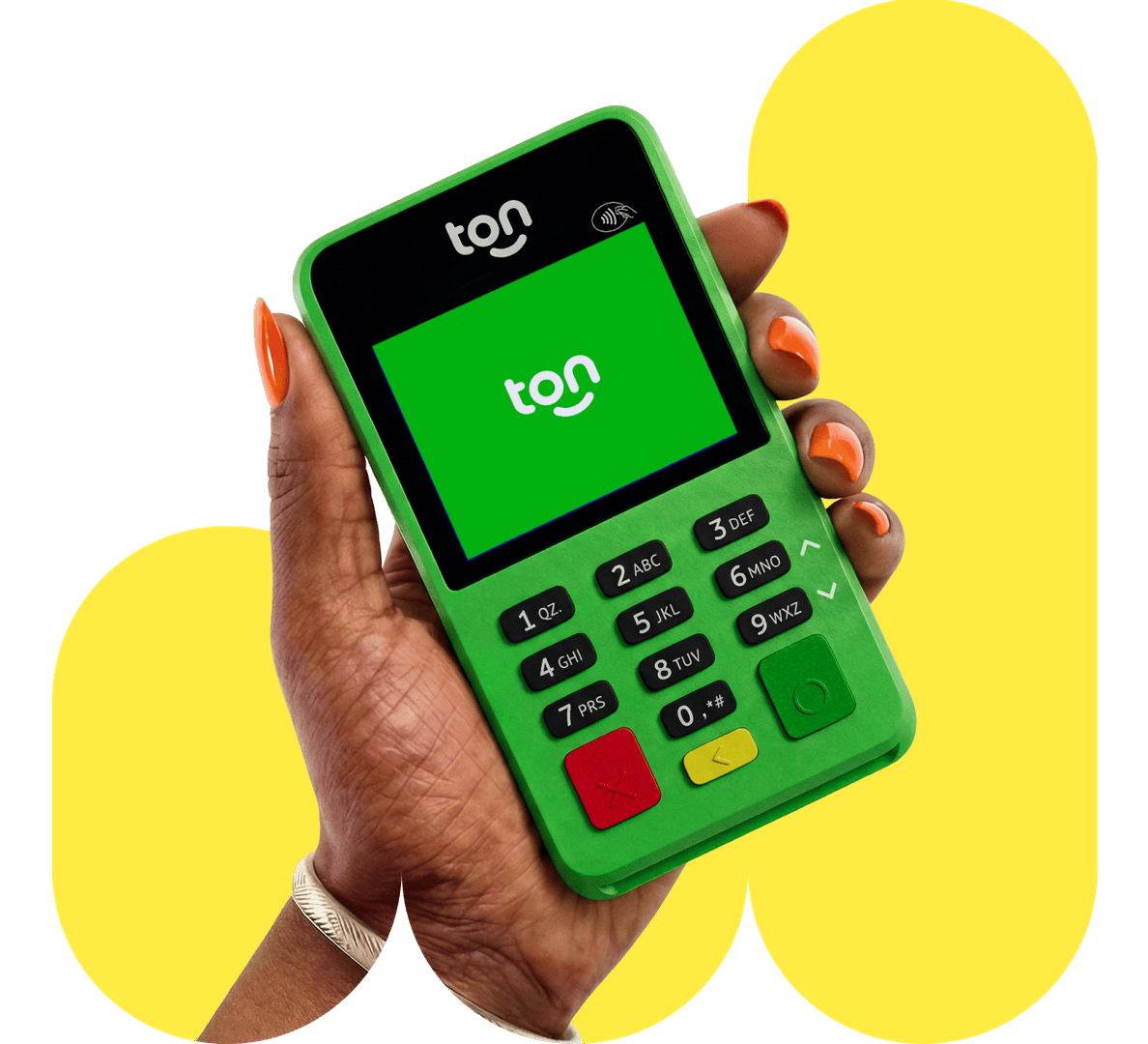 Empreendedora confiante vestindo uma camisa verde, segurando a maquininha do Ton.