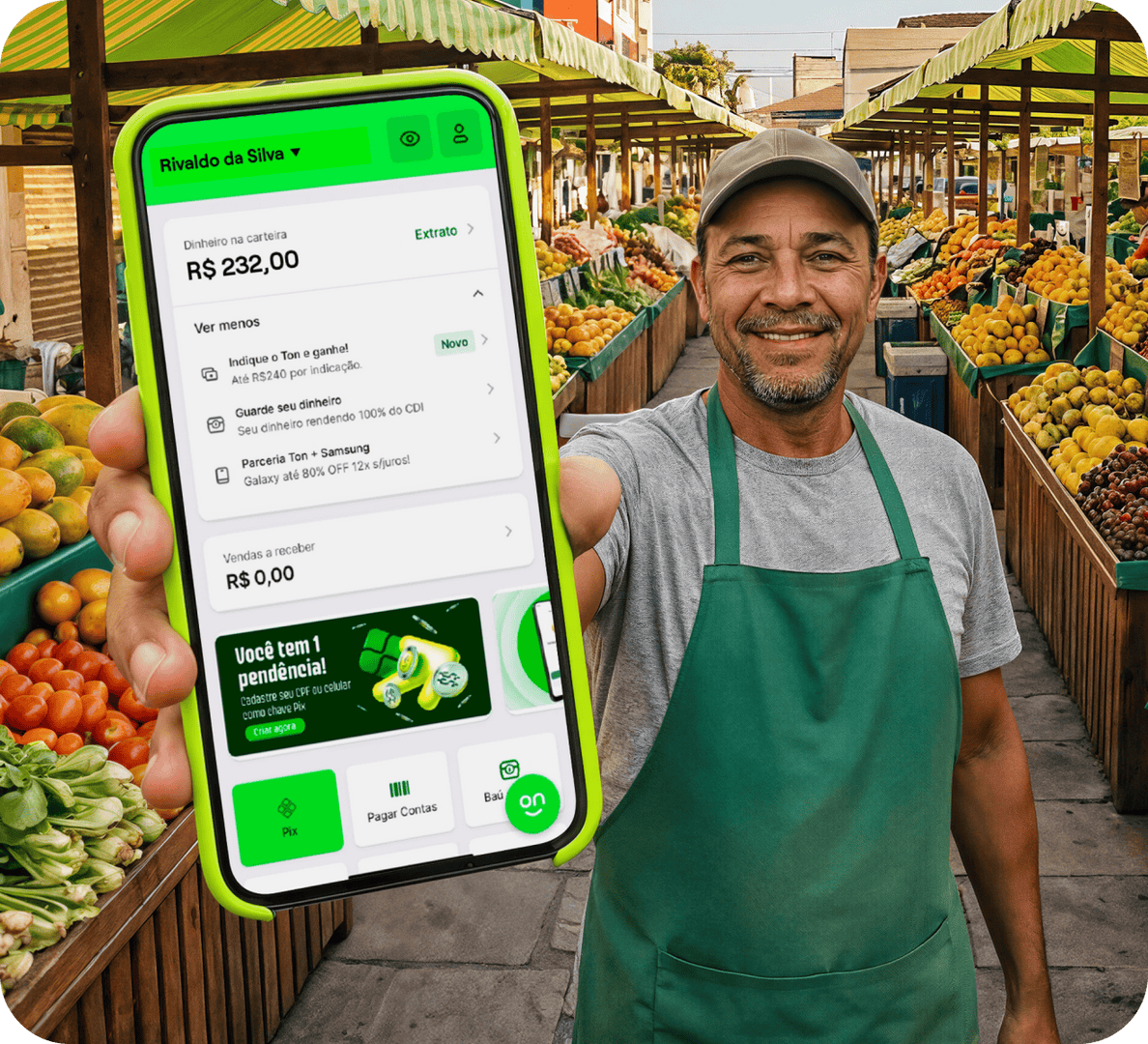 Feirante dentro de sua barraca utilizando sua conta Ton no aplicativo do celular