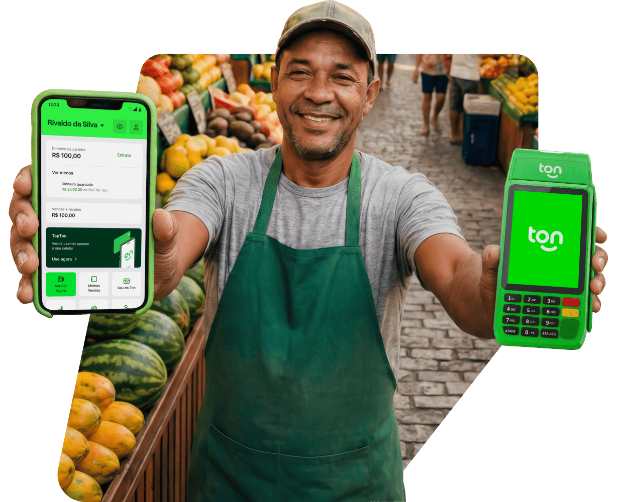 Vendedor ambulante sorrindo segurando uma maquininha do Ton com um selo rosa com informações de taxas a partir de 0,57%