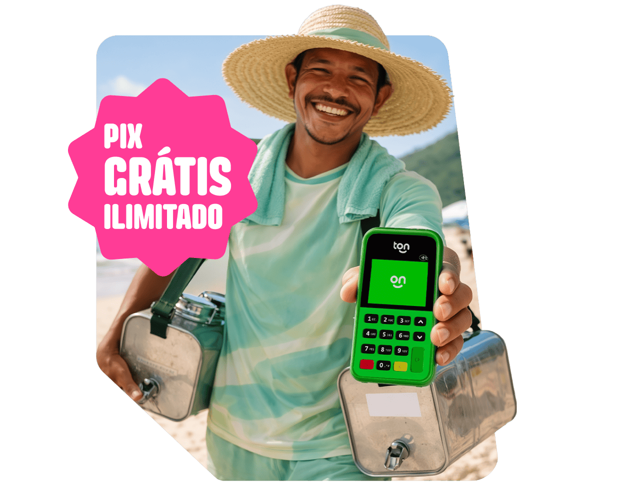 Vendedor ambulante sorrindo segurando uma maquininha do Ton com um selo rosa com informações de pix grátis ilimitado