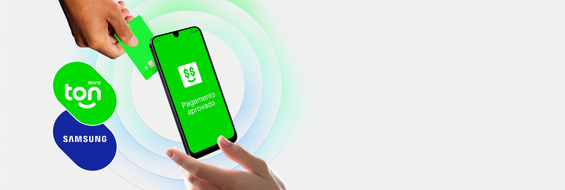 Mão segurando cartão Ton fazendo pagamento por aproximação em celular com logos Ton e Samsung
